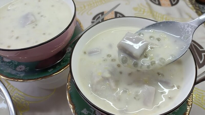 Chè khoai môn có thể biến tấu với đậu xanh, viên bột năng, mè rang hoặc dừa nạo để tăng hương vị. 