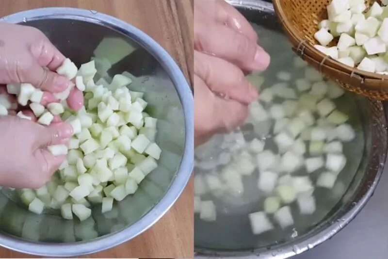 Cùi bưởi cần được gọt sạch vỏ xanh, bóp muối và xả nhiều lần để loại bỏ vị đắng.