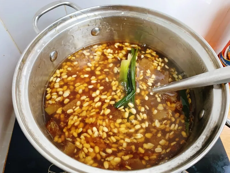 Nước chè bưởi đạt chuẩn có độ sánh nhẹ, trong đẹp, thơm lá dứa và vị ngọt thanh dễ ăn.
