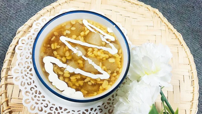 Nước cốt dừa béo nhẹ, hơi mặn ngọt giúp cân bằng hương vị và làm chè bưởi hấp dẫn hơn.