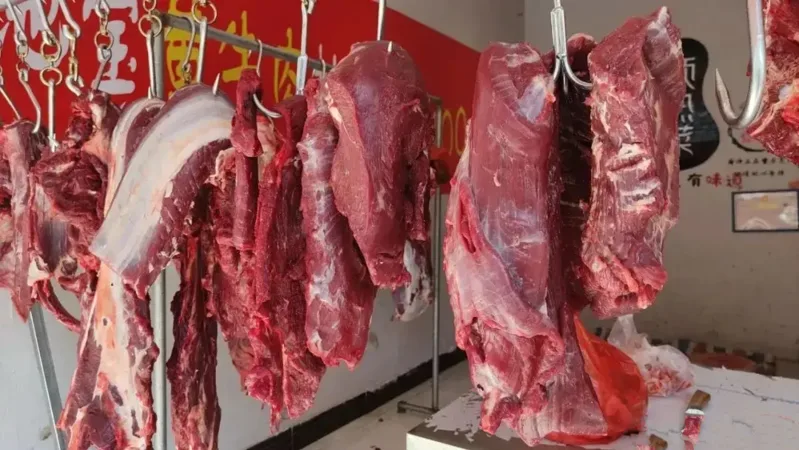 Thịt bò tại chợ thường linh hoạt về giá, trong khi siêu thị có lợi thế về đóng gói và nguồn gốc