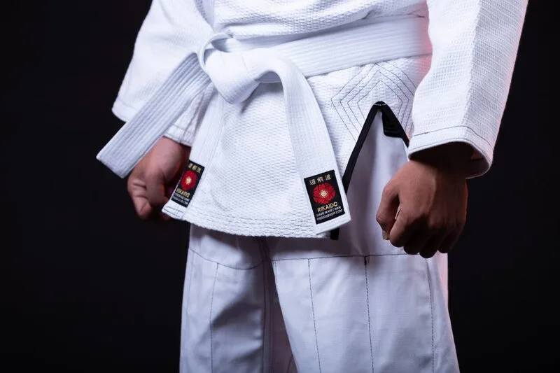 Đai trắng là cấp độ đầu tiên trong Karate, tượng trưng cho sự khởi đầu