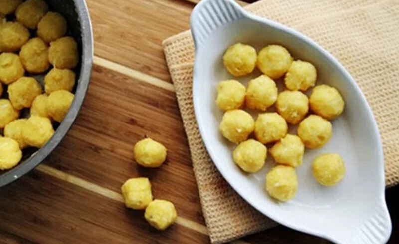 Nhân đậu xanh đạt chuẩn cần dẻo, ráo, thơm bùi và dễ vo tròn để khi bọc không làm vỡ viên chè.
