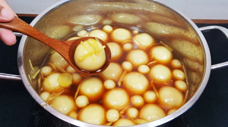 Khi viên chè nổi lên mặt nước, nên luộc thêm vài phút để vỏ bánh chín kỹ và giữ độ dẻo mềm.