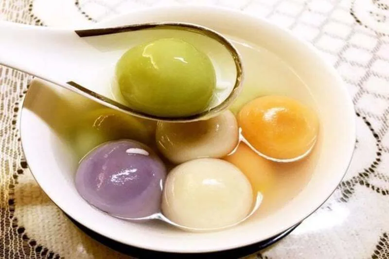 Chè trôi nước là món ăn truyền thống mang ý nghĩa đoàn viên, trọn vẹn và may mắn trong văn hóa Việt.