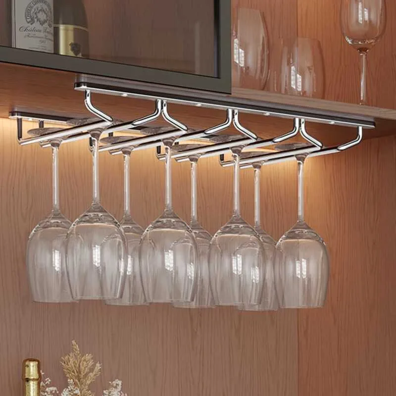 Giá treo ly inox sáng đẹp, dễ vệ sinh và phù hợp với môi trường bếp hiện đại.