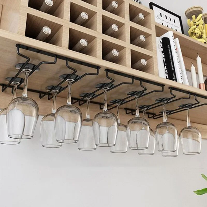 Giá treo ly rượu vang ngày càng phổ biến trong các căn bếp mở và quầy bar gia đình.