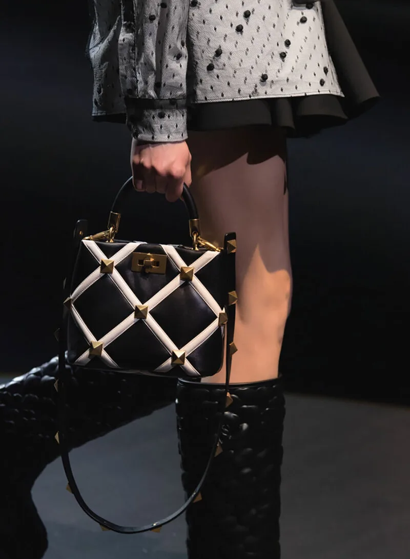 Chọn túi Valentino theo ngân sách giúp người mua dễ xác định mẫu phù hợp và tránh vượt quá khả năng chi trả.