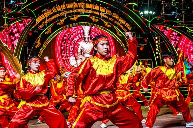 Các màn biểu diễn quyền, roi, kiếm và trống trận tạo nên trải nghiệm văn hóa đặc sắc cho du khách