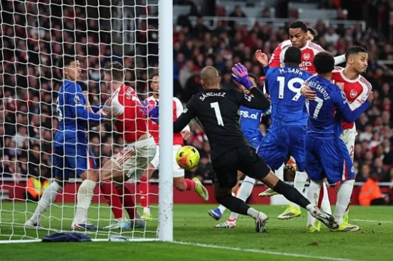 Premier League nổi tiếng với tốc độ cao, pressing mạnh và nhịp trận luôn giàu năng lượng.